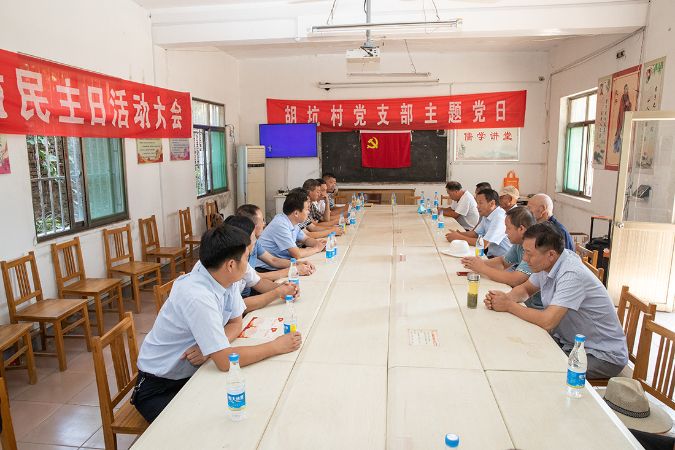 王爱新院长到我院包保的第一书记村庄调研座...