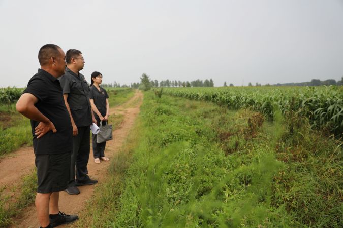 图为法官张文超到中石门村进行实地回访