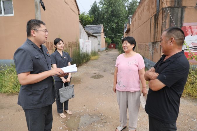 图为法官张文超对村民提出的法律问题进行释法答疑_副本