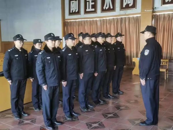 牟法铁警